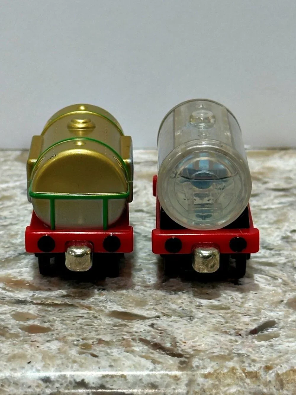 Thomas & Friends Sodor Aquarium Shark Car & Electric Eel Tanker Take Along 2004